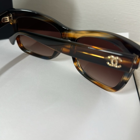 NEW NIB CHANEL RECTANGLE SUNGLASSES
Brown Tortoise & Grey 2024 COLLECTION - Picture 3 of 7